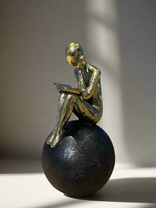 Фигурка читателя книг - декор для дома