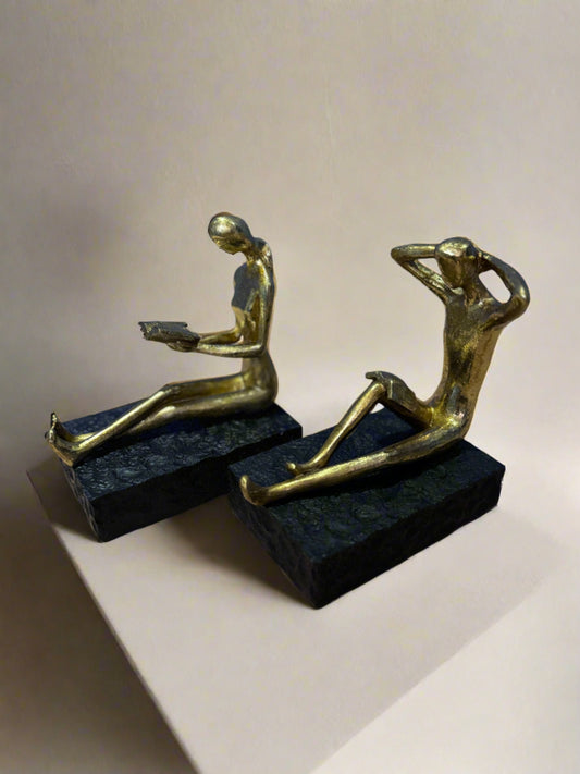 Фигурка читателя книг - декор для дома