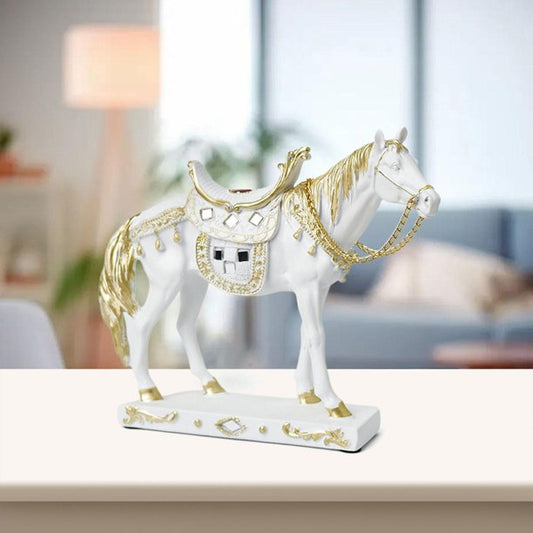 თეთრი დეკორატიული ცხენი